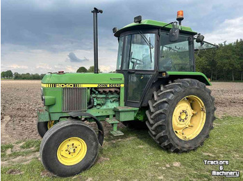 Traktori JOHN DEERE 2040