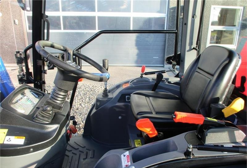 Kunnan traktori Solis H26 HST Med kabine, turf hjul og frontlæsser.