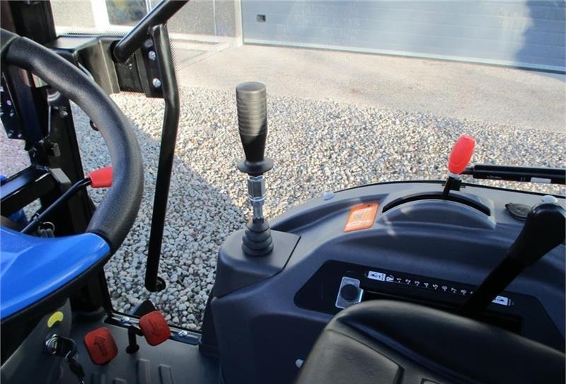 Kunnan traktori Solis H26 HST Med kabine, turf hjul og frontlæsser.
