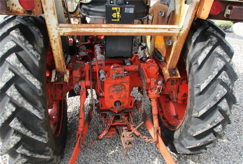 Traktori David Brown 885 Med veto frontlæsser