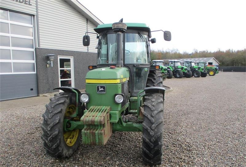 Traktori John Deere 2850 Med nye bagdæk på og orginale 50kgs frontvægt