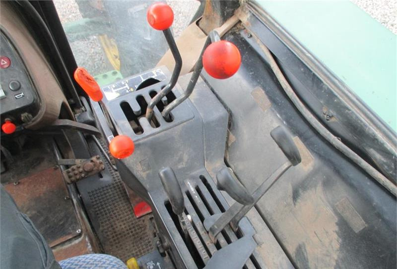 Traktori John Deere 2850 Med nye bagdæk på og orginale 50kgs frontvægt