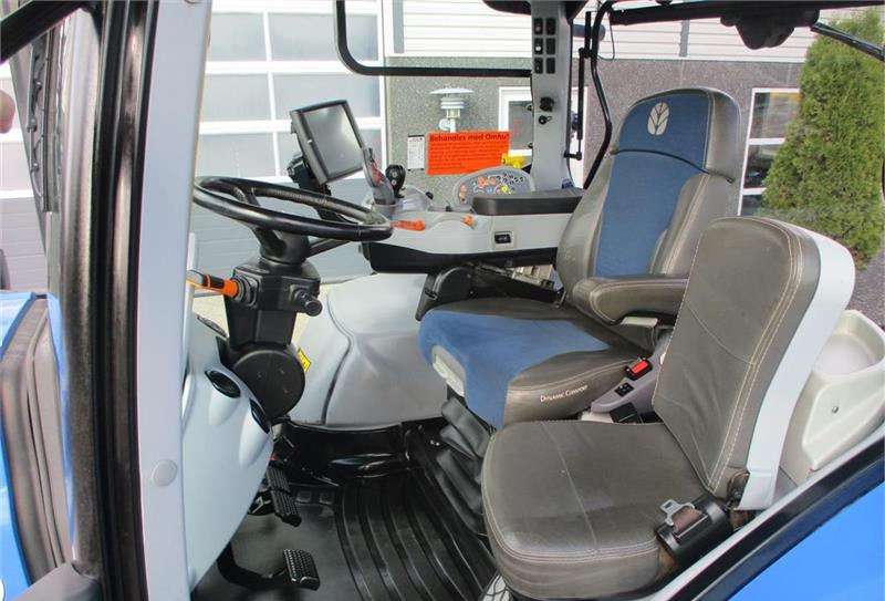 Traktori New Holland T7.175 AutoCommand med Frontlift & FrontPTO