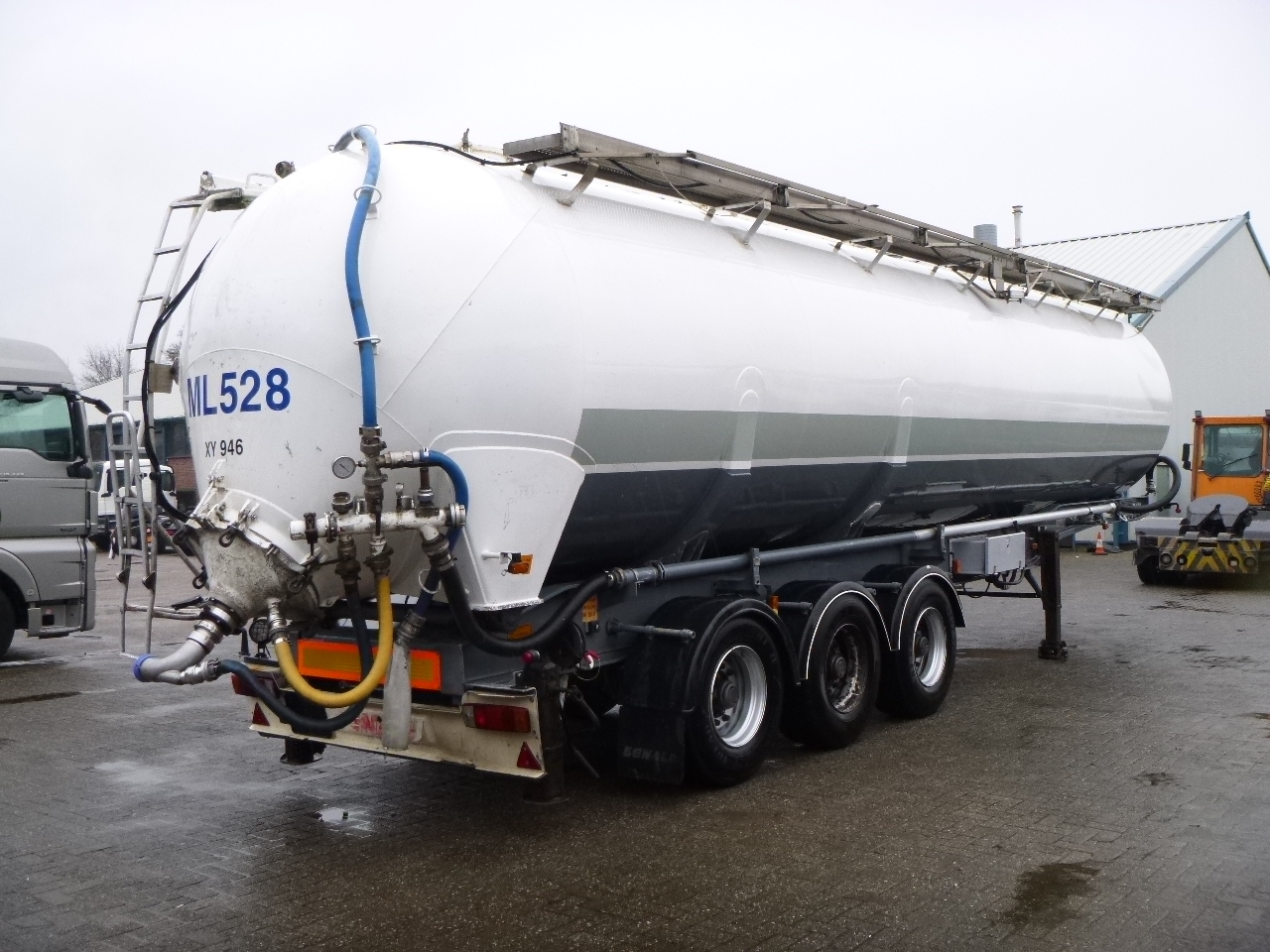 Säiliöpuoliperävaunu kuljetusta varten jauhot Benalu Powder tank alu 58 m3 (tipping): kuva Säiliöpuoliperävaunu kuljetusta varten jauhot Benalu Powder tank alu 58 m3 (tipping)