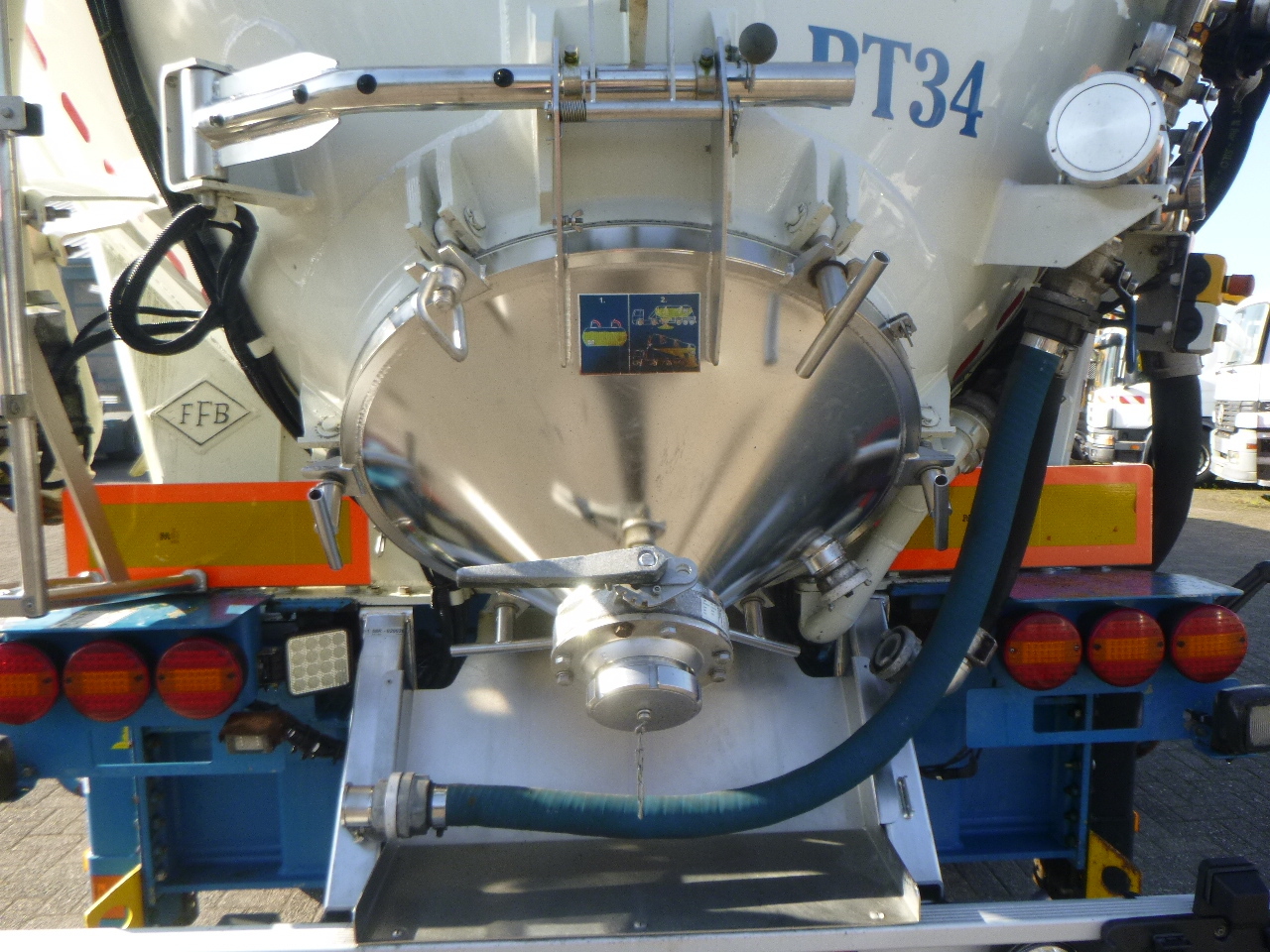 Säiliöpuoliperävaunu kuljetusta varten jauhot Feldbinder Powder tank alu 60 m3 / Compressor diesel engine.: kuva Säiliöpuoliperävaunu kuljetusta varten jauhot Feldbinder Powder tank alu 60 m3 / Compressor diesel engine.