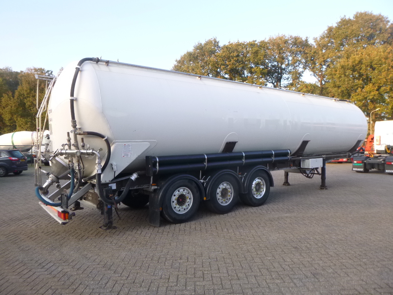 Säiliöpuoliperävaunu kuljetusta varten jauhot Feldbinder Powder tank alu 65 m3 (tipping): kuva Säiliöpuoliperävaunu kuljetusta varten jauhot Feldbinder Powder tank alu 65 m3 (tipping)