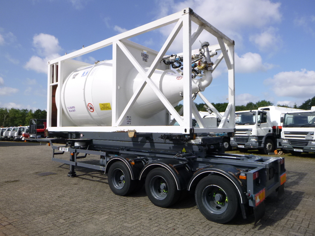 Bulk-säiliöperävaunu kuljetusta varten jauhot HTS 3-axle container trailer (sliding, tipping) + 20 ft ISO silo tank container 15 m3 / 1 comp: kuva Bulk-säiliöperävaunu kuljetusta varten jauhot HTS 3-axle container trailer (sliding, tipping) + 20 ft ISO silo tank container 15 m3 / 1 comp