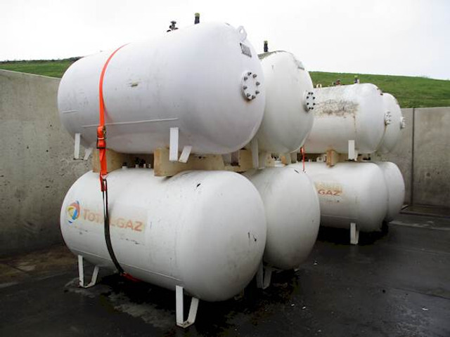 Säiliöpuoliperävaunu LPG / GAS GASTANK 2700 LITER: kuva Säiliöpuoliperävaunu LPG / GAS GASTANK 2700 LITER