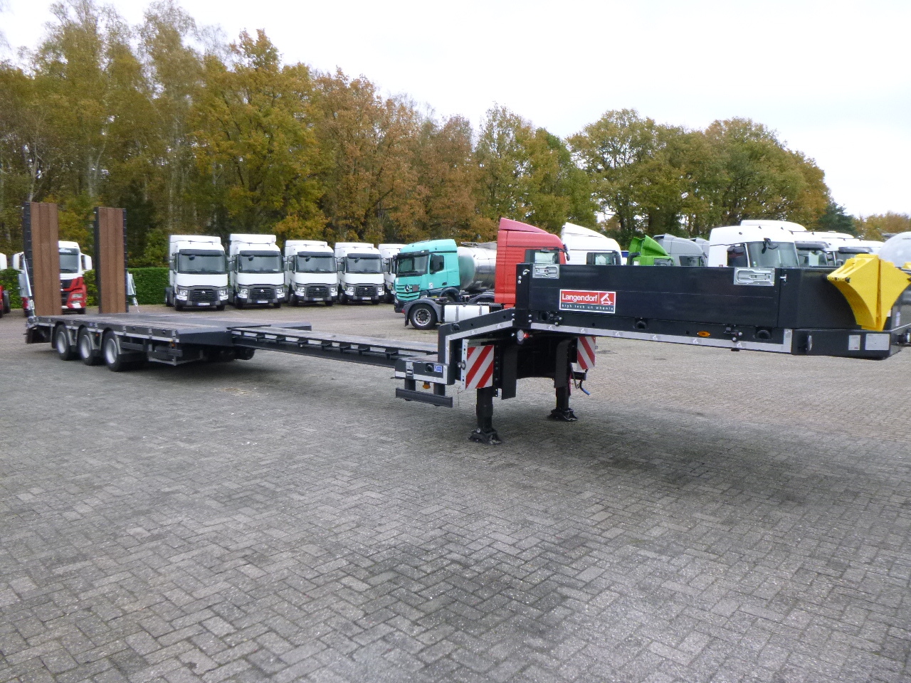 Uusi Apuvaunu puoliperävaunu Langendorf 3-axle semi-lowbed trailer 48T ext. 13.5 m + ramps: kuva Uusi Apuvaunu puoliperävaunu Langendorf 3-axle semi-lowbed trailer 48T ext. 13.5 m + ramps