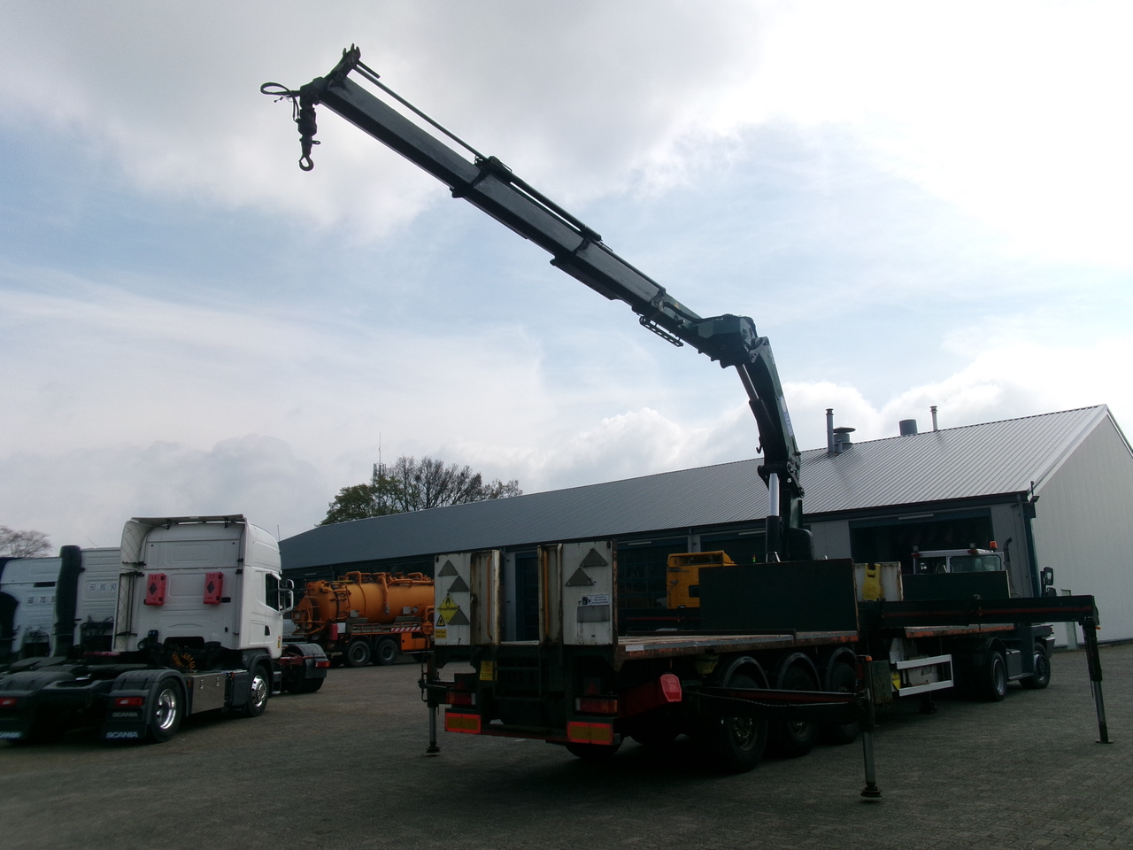 Lavapuoliperävaunu MTE Platform trailer + HMF 4720 K3 crane: kuva Lavapuoliperävaunu MTE Platform trailer + HMF 4720 K3 crane