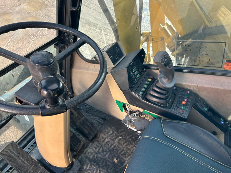 Pyöräalustainen kaivinkone Caterpillar M312 Engcon EC20 tiltrotator