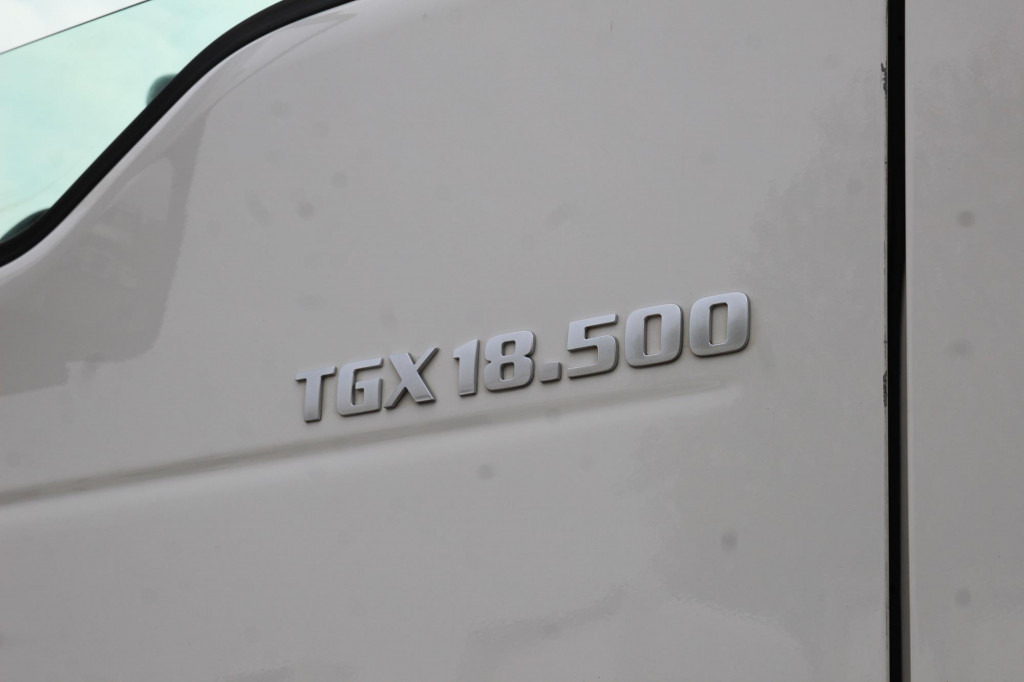 Vetopöytäauto MAN TGX 18.500 XXL Standklima Navi Xenon Retarder: kuva Vetopöytäauto MAN TGX 18.500 XXL Standklima Navi Xenon Retarder