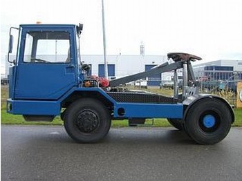 Sisu 4x4 terminal tractor zugmachine - Vetopöytäauto