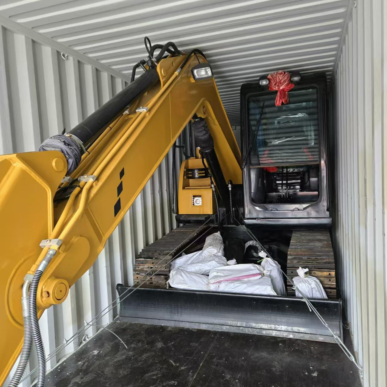 Toaks International Trading Company - Rakennuskoneet CATERPILLAR - Vuosi: 2013 undefined: kuva Toaks International Trading Company - Rakennuskoneet CATERPILLAR - Vuosi: 2013 undefined