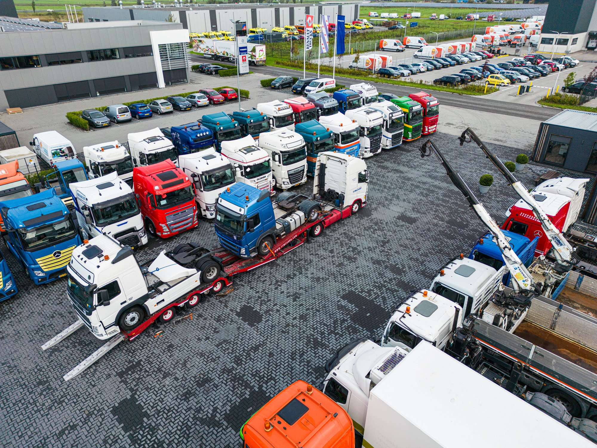 LVS Used TRUCKS - Vetopöytäautot VOLVO - Vuosi: 2011 undefined: kuva LVS Used TRUCKS - Vetopöytäautot VOLVO - Vuosi: 2011 undefined