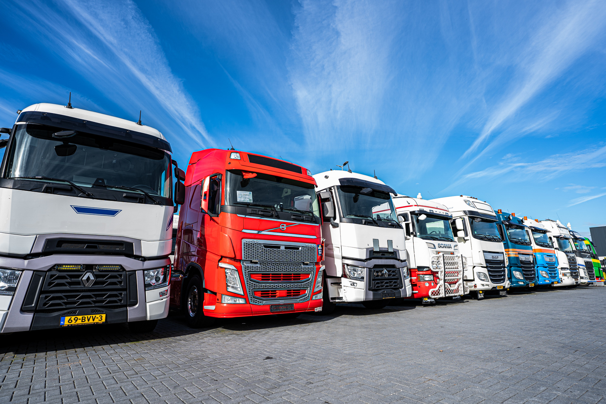LVS Used TRUCKS - Vetopöytäautot VOLVO - Vuosi: 2011 undefined: kuva LVS Used TRUCKS - Vetopöytäautot VOLVO - Vuosi: 2011 undefined