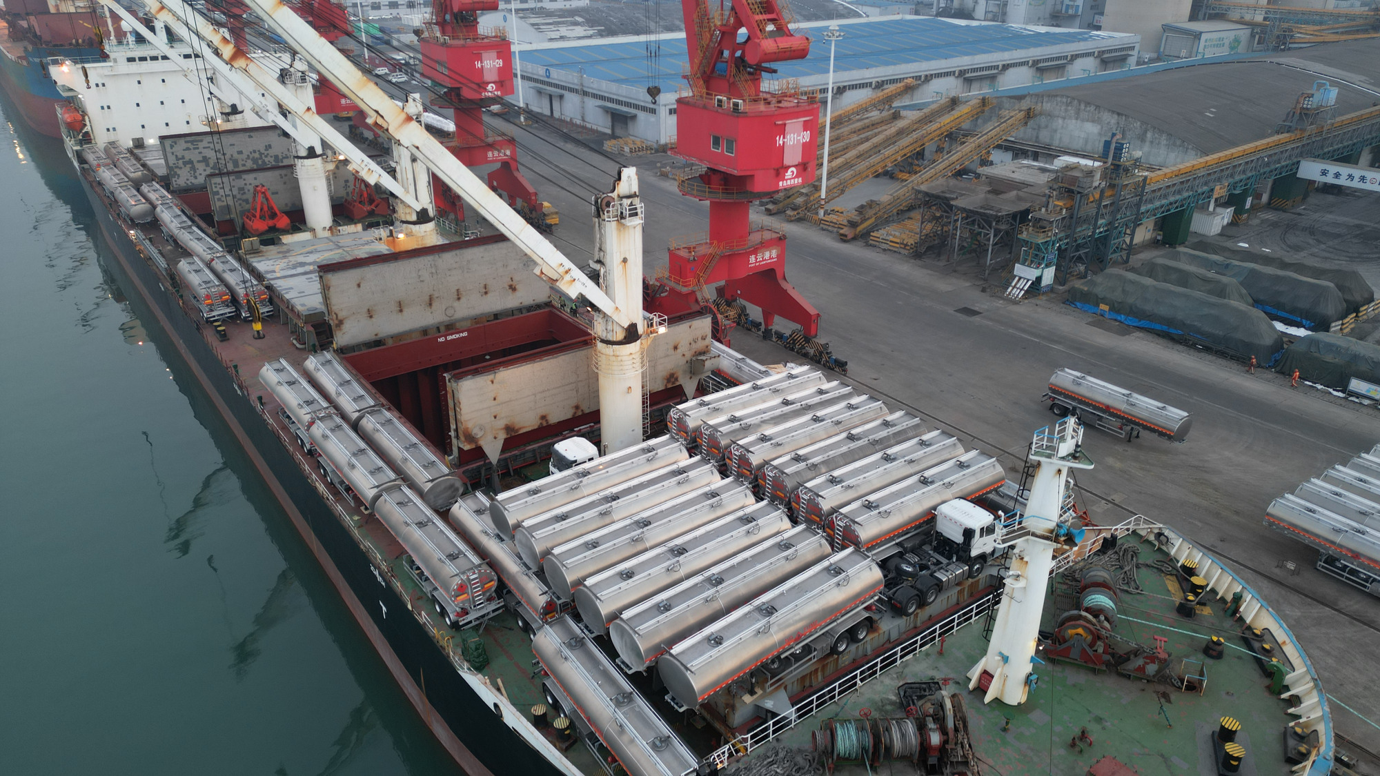 Qingdao Higher Weight Trade Co. LTD - Kuorma-autot SINOTRUK - ilmastointilaite undefined: kuva Qingdao Higher Weight Trade Co. LTD - Kuorma-autot SINOTRUK - ilmastointilaite undefined