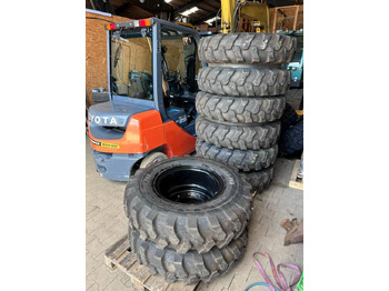 Pyöräalustainen kaivinkone