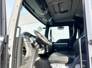 Umpikori kuorma-auto MAN TGL 12.220 4X2 BL TGL 12.220 4X2 BL mit Dhollandia LBW: kuva Umpikori kuorma-auto MAN TGL 12.220 4X2 BL TGL 12.220 4X2 BL mit Dhollandia LBW