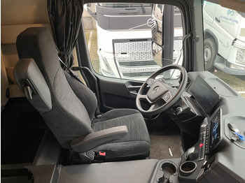 Interior photo 1: Leasing Mercedes-Benz Actros 2127 / Schuifzeil Box / Laadklep / APK 07-25 Mercedes-Benz Actros 2127 / Schuifzeil Box / Laadklep / APK 07-25