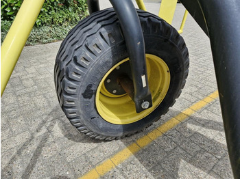 Uusi Leikkuupuimuri Kemper 300 F: kuva Uusi Leikkuupuimuri Kemper 300 F Uusi Leikkuupuimuri Kemper 300 F: kuva Uusi Leikkuupuimuri Kemper 300 F