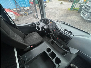 Interior photo 1: Pressukapelli kuorma-auto Mercedes-Benz 1324 4X2 Koffer Plane 6 to. Hebebühne Mercedes-Benz 1324 4X2 Koffer Plane 6 to. Hebebühne