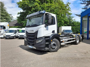 Koukkulava kuorma-auto IVECO