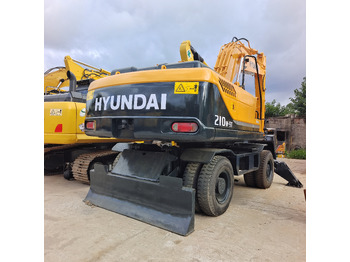 Pyöräalustainen kaivinkone HYUNDAI