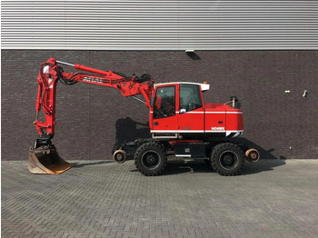 Pyöräalustainen kaivinkone TEREX