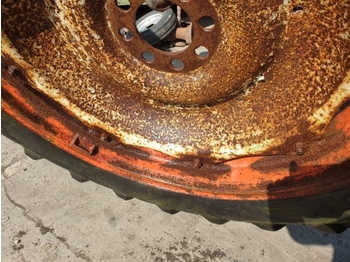 Täydellinen pyörä - Traktori Ford 13.6 R38 Wheel: kuva Täydellinen pyörä - Traktori Ford 13.6 R38 Wheel