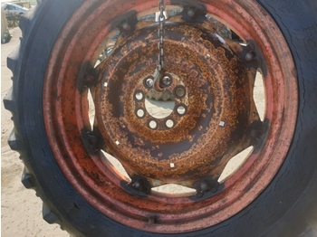 Täydellinen pyörä - Traktori Ford 13.6 R38 Wheel: kuva Täydellinen pyörä - Traktori Ford 13.6 R38 Wheel