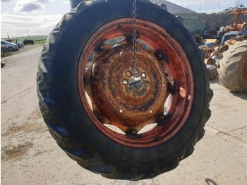 Täydellinen pyörä - Traktori Ford 13.6 R38 Wheel: kuva Täydellinen pyörä - Traktori Ford 13.6 R38 Wheel
