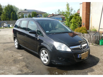 Maasturi/ Katumaasturi Opel Zafira 1.9 CDTI Cosmo: kuva Maasturi/ Katumaasturi Opel Zafira 1.9 CDTI Cosmo