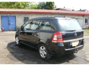 Maasturi/ Katumaasturi Opel Zafira 1.9 CDTI Cosmo: kuva Maasturi/ Katumaasturi Opel Zafira 1.9 CDTI Cosmo