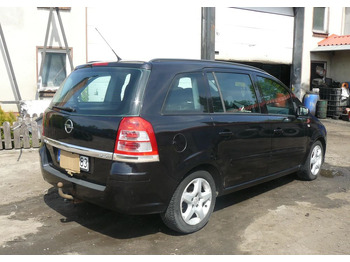 Maasturi/ Katumaasturi Opel Zafira 1.9 CDTI Cosmo: kuva Maasturi/ Katumaasturi Opel Zafira 1.9 CDTI Cosmo