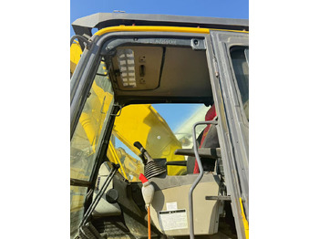 Telakaivukone KOMATSU PC200-8: kuva Telakaivukone KOMATSU PC200-8
