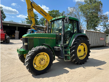 Traktori JOHN DEERE
