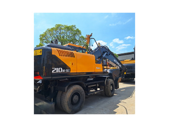 Pyöräalustainen kaivinkone HYUNDAI