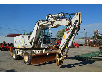 Pyöräalustainen kaivinkone CASE