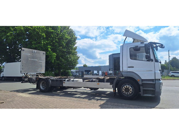 Kuorma-auto alusta Mercedes-Benz 1833 2 Achser für BDF mit LBW: kuva Kuorma-auto alusta Mercedes-Benz 1833 2 Achser für BDF mit LBW