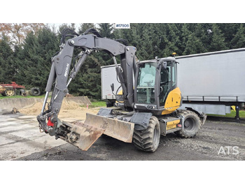 Pyöräalustainen kaivinkone