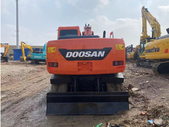 Pyöräalustainen kaivinkone DOOSAN DX150W
