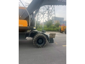 Pyöräalustainen kaivinkone Hyundai 210W-9: kuva Pyöräalustainen kaivinkone Hyundai 210W-9