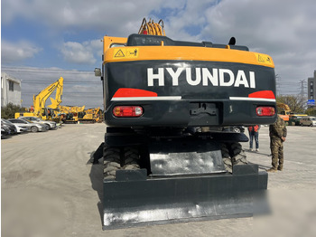 Pyöräalustainen kaivinkone HYUNDAI ROBEX 210W-9: kuva Pyöräalustainen kaivinkone HYUNDAI ROBEX 210W-9