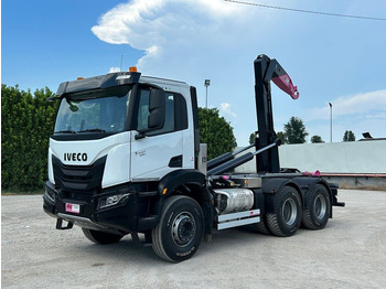 Koukkulava kuorma-auto IVECO Trakker