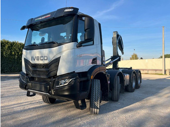Koukkulava kuorma-auto IVECO Trakker