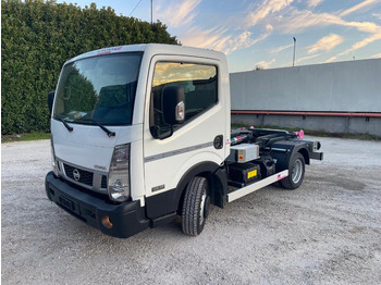 Koukkulava kuorma-auto NISSAN