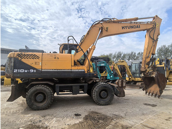 Pyöräalustainen kaivinkone HYUNDAI R210