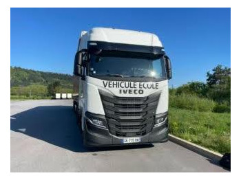 Vetopöytäauto IVECO S-WAY