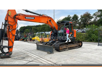 Telakaivukone Doosan Kettenbagger DX 235 LCR-5, hyd. SW OilQuick 70-55: kuva Telakaivukone Doosan Kettenbagger DX 235 LCR-5, hyd. SW OilQuick 70-55
